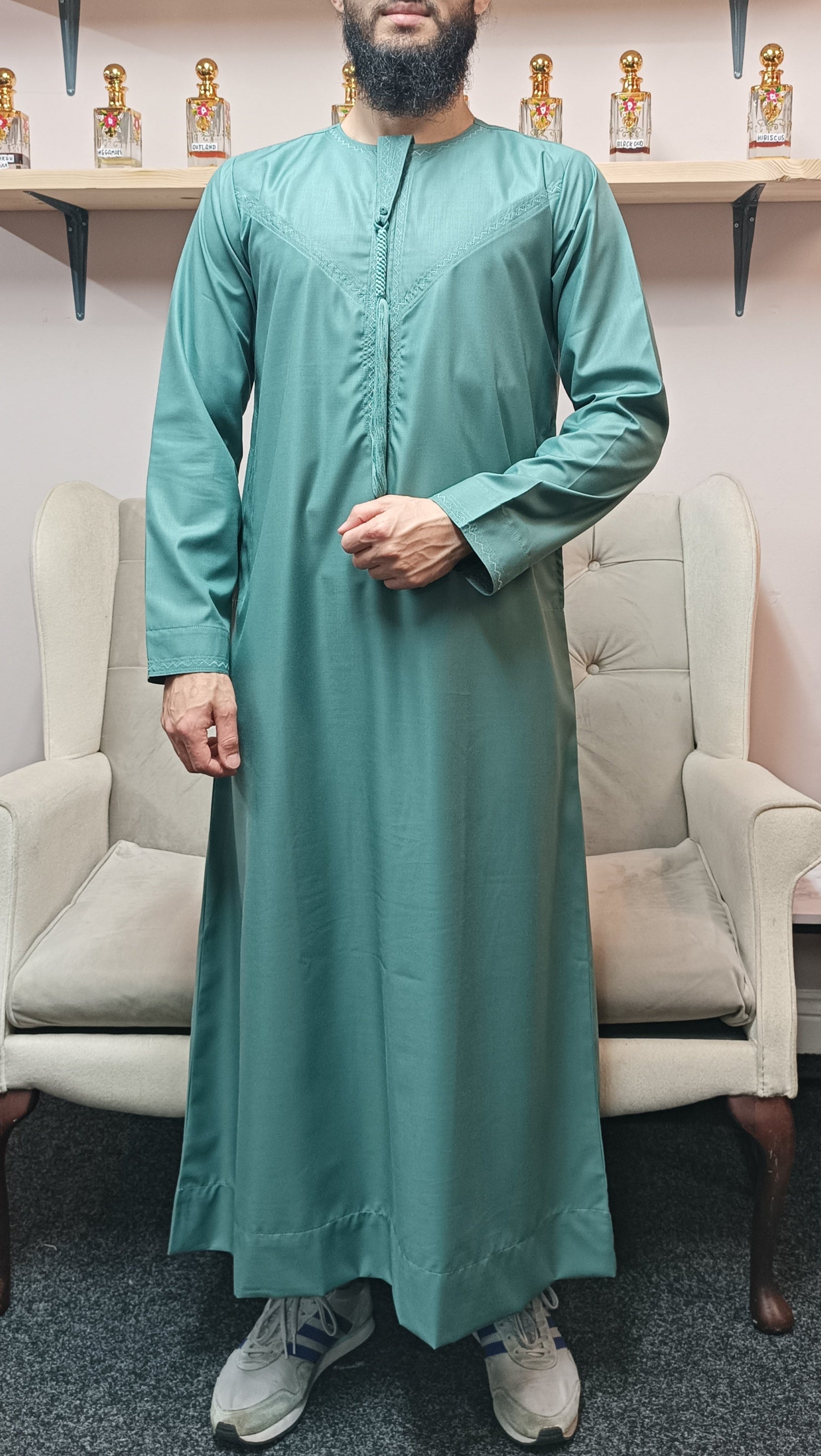 Emirati Thobe with Zipper & No Collar - Arabic Style Jubba for Men - Cotton Blend Fabric with Decorative String - Two Side Pockets - Strong Stitching - High Quality Comfortable Wear