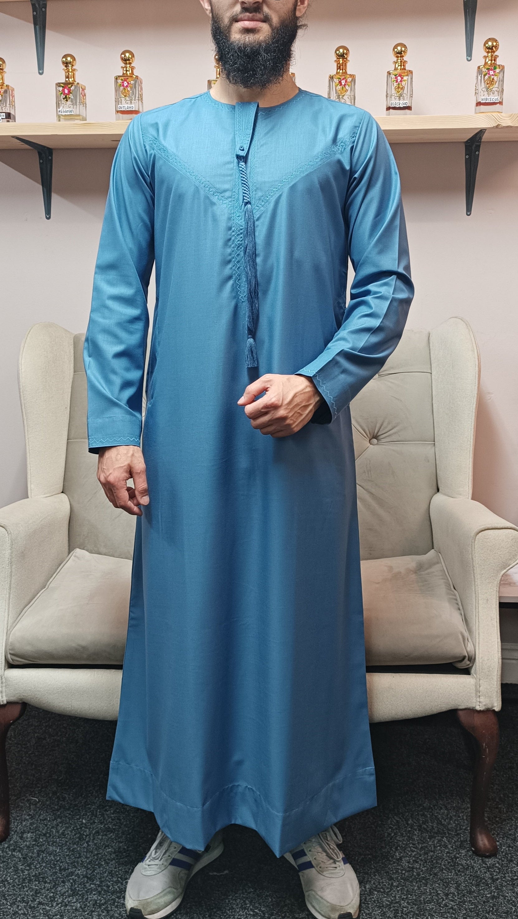 Emirati Thobe with Zipper & No Collar - Arabic Style Jubba for Men - Cotton Blend Fabric with Decorative String - Two Side Pockets - Strong Stitching - High Quality Comfortable Wear