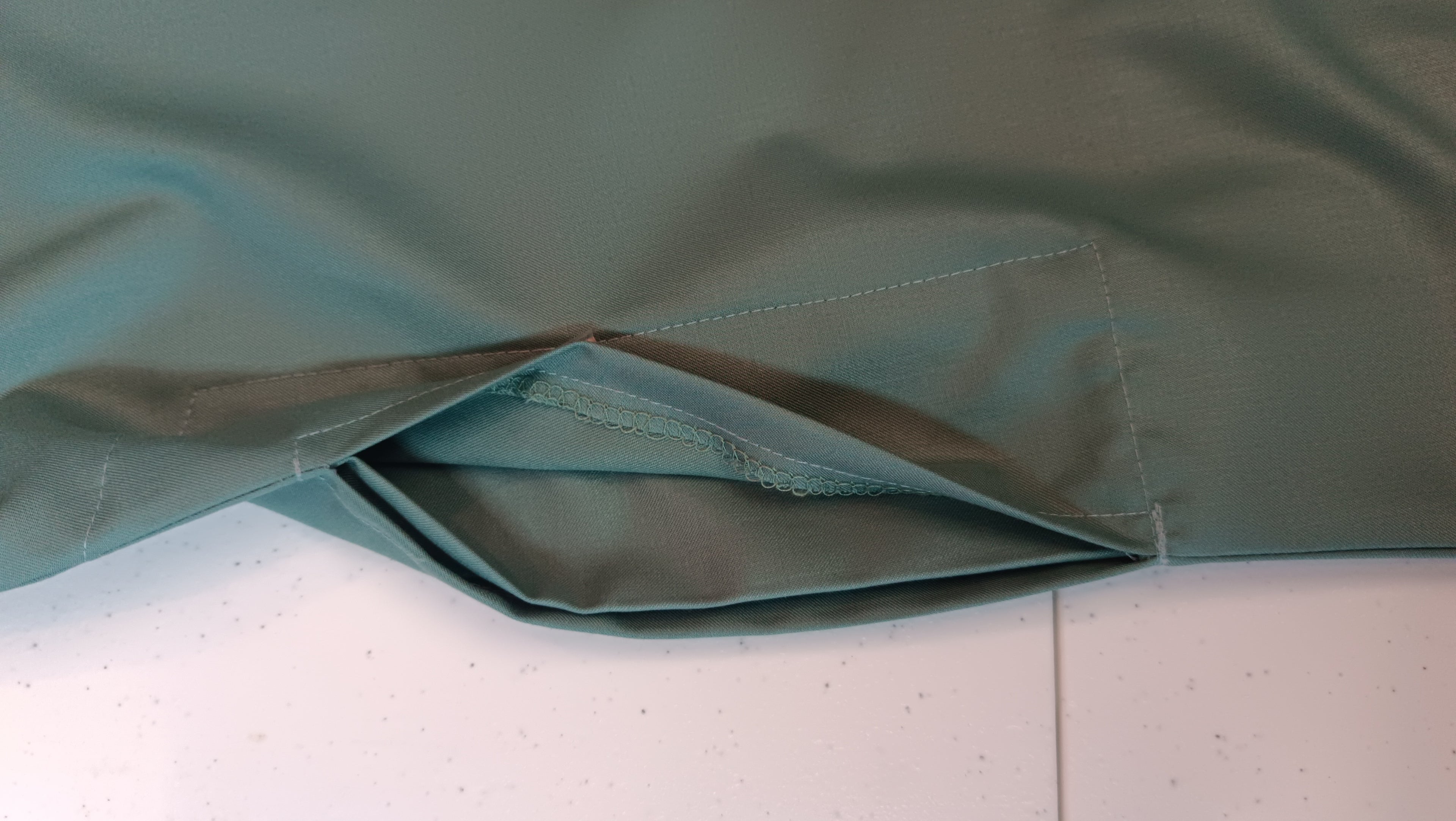 Emirati Thobe with Zipper & No Collar - Arabic Style Jubba for Men - Cotton Blend Fabric with Decorative String - Two Side Pockets - Strong Stitching - High Quality Comfortable Wear
