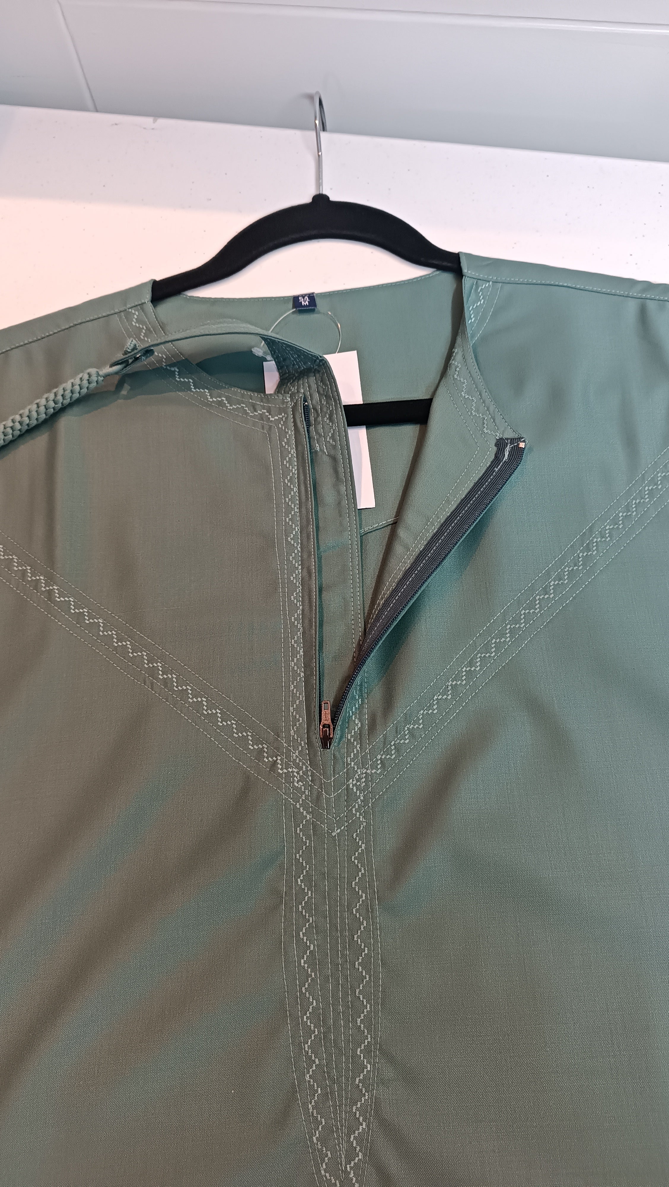 Emirati Thobe with Zipper & No Collar - Arabic Style Jubba for Men - Cotton Blend Fabric with Decorative String - Two Side Pockets - Strong Stitching - High Quality Comfortable Wear